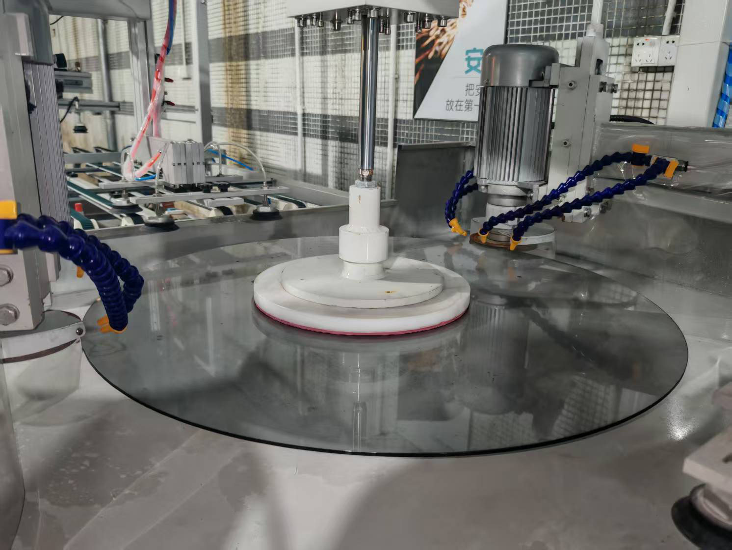 360° rotating pneumatic blade on Hintan-Tech circular glass cutter
