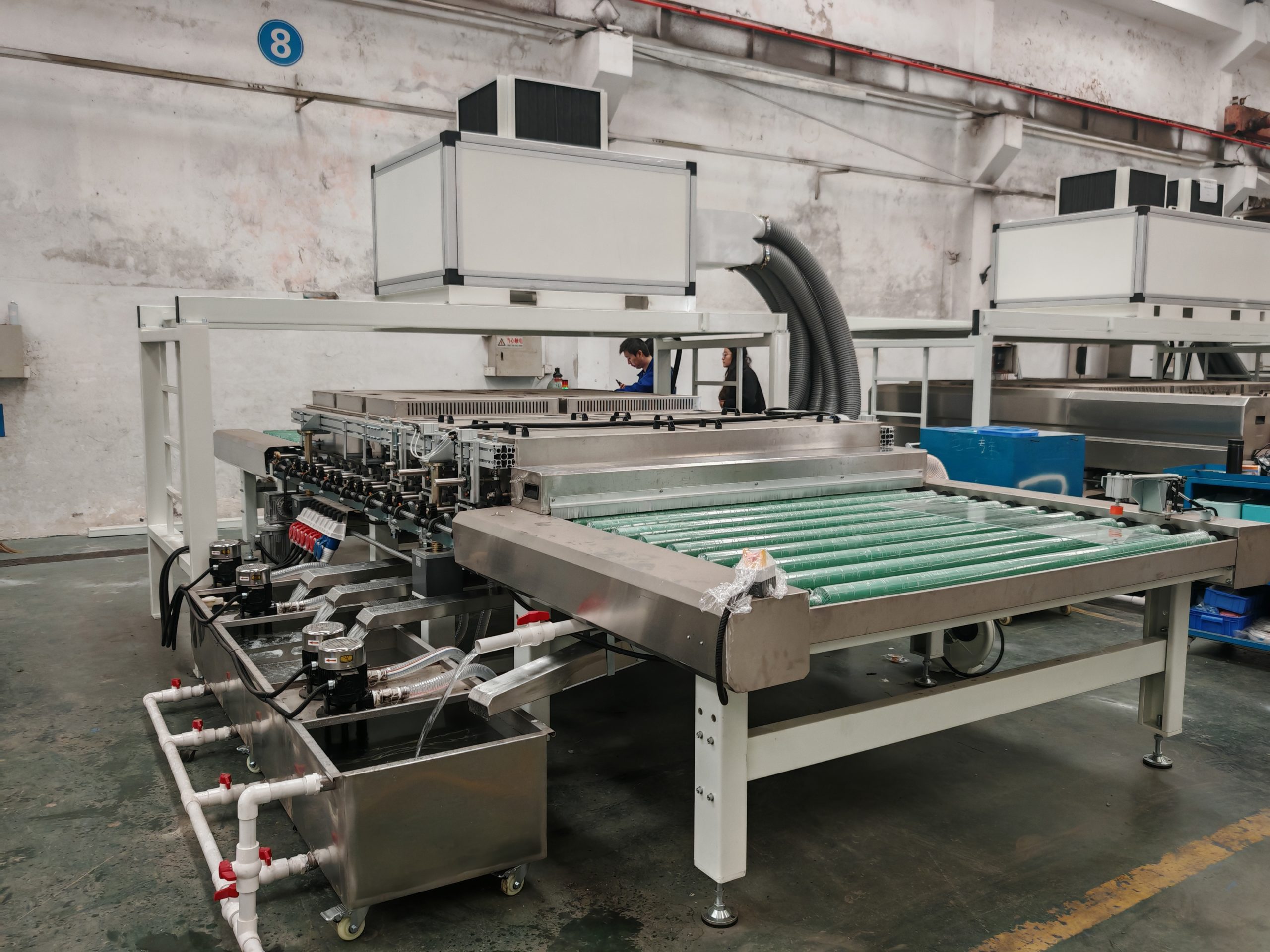 Hintan-Tech horizontal glass washing machine with brushes and air knives in action